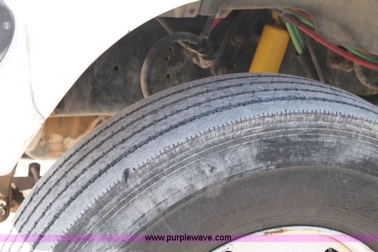 image for item L4464 1998 Ford FT900 bucket truck