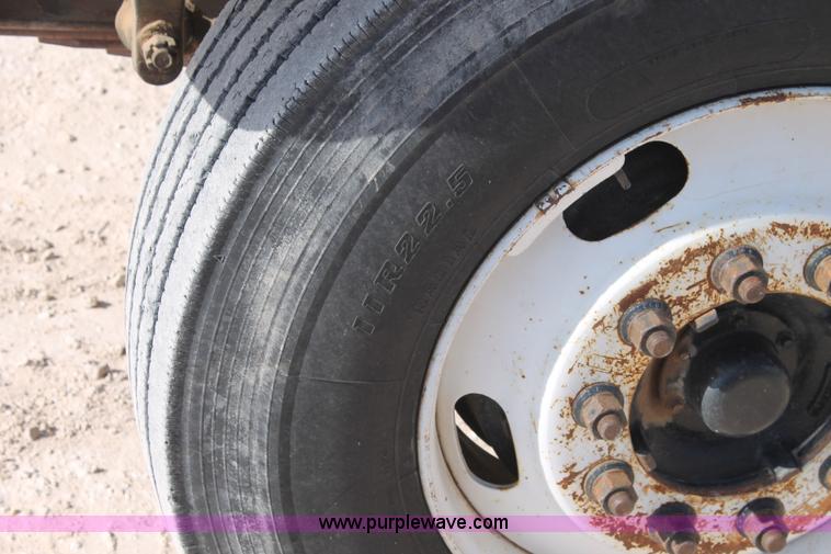 image for item L4464 1998 Ford FT900 bucket truck