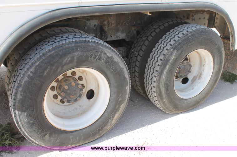 image for item L4464 1998 Ford FT900 bucket truck