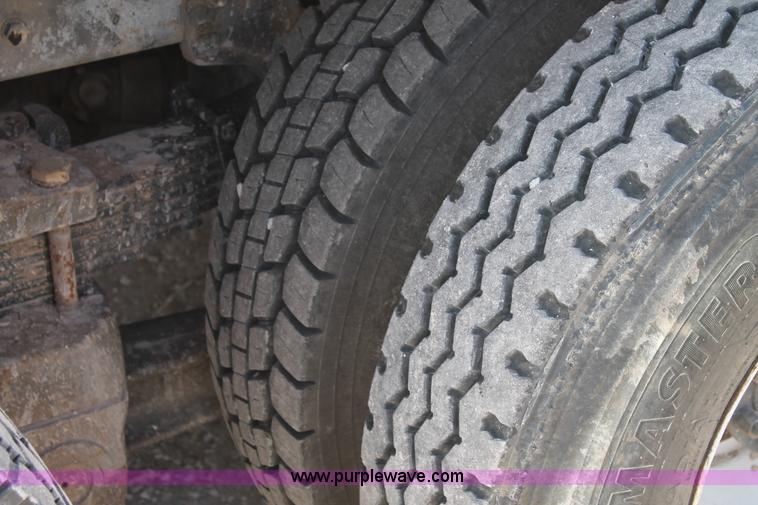 image for item L4464 1998 Ford FT900 bucket truck