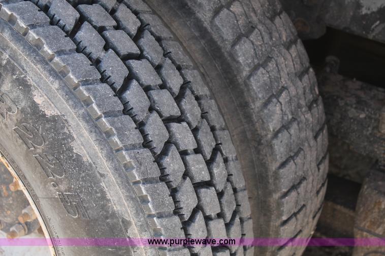 image for item L4464 1998 Ford FT900 bucket truck