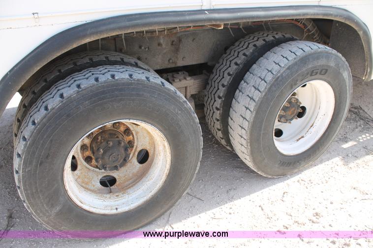 image for item L4464 1998 Ford FT900 bucket truck