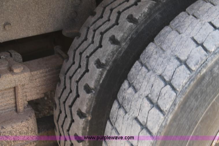 image for item L4464 1998 Ford FT900 bucket truck