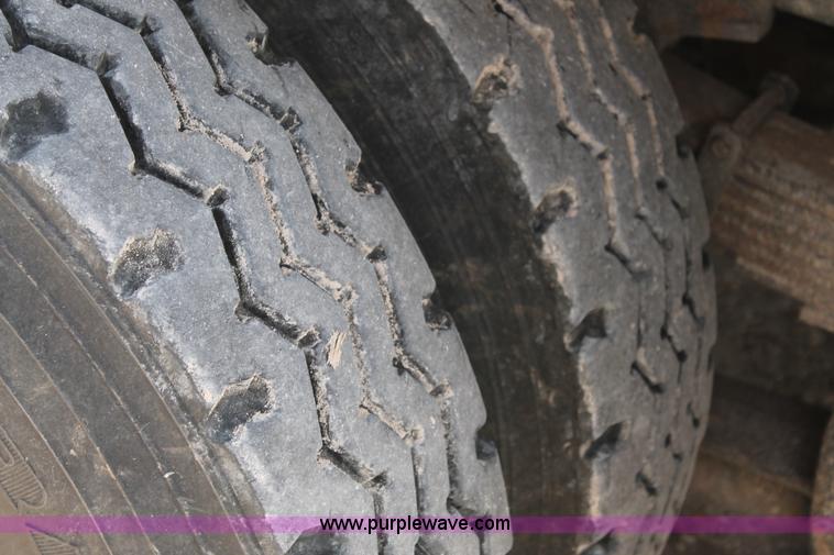 image for item L4464 1998 Ford FT900 bucket truck