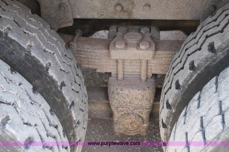 image for item L4464 1998 Ford FT900 bucket truck