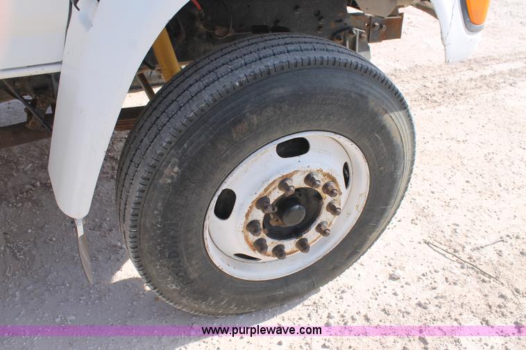 image for item L4464 1998 Ford FT900 bucket truck