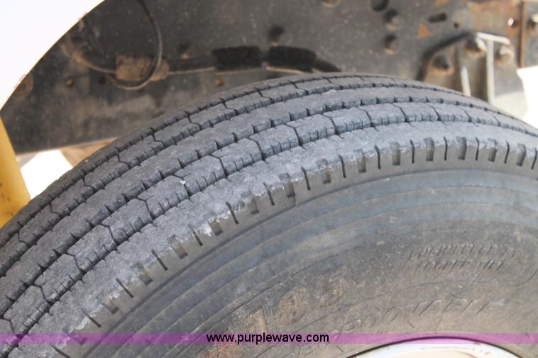 image for item L4464 1998 Ford FT900 bucket truck