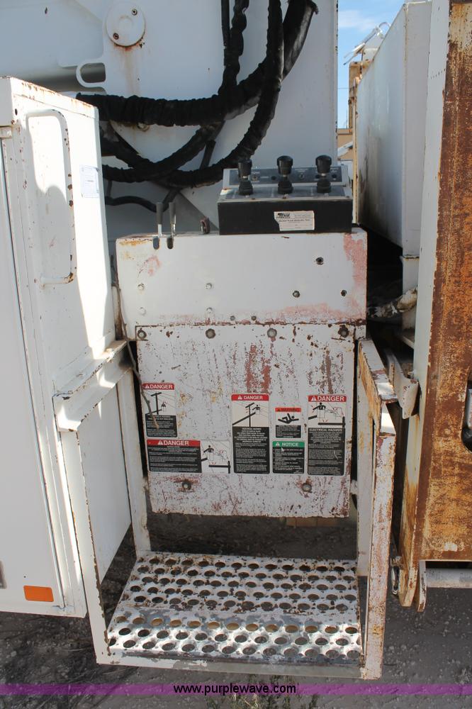 image for item L4464 1998 Ford FT900 bucket truck