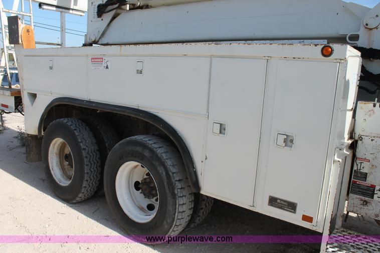 image for item L4464 1998 Ford FT900 bucket truck