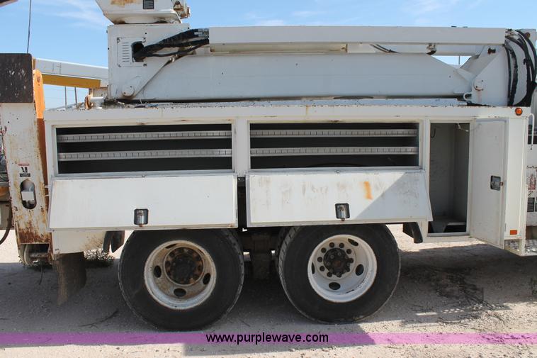 image for item L4464 1998 Ford FT900 bucket truck