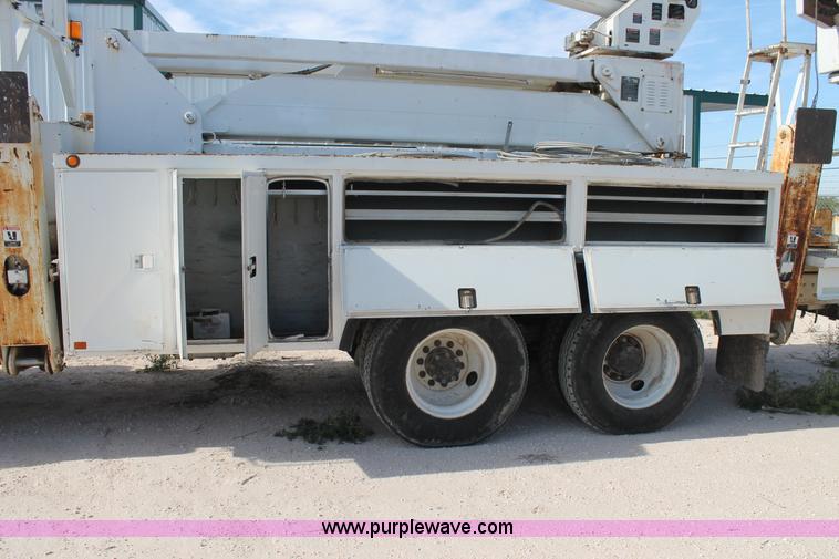 image for item L4464 1998 Ford FT900 bucket truck