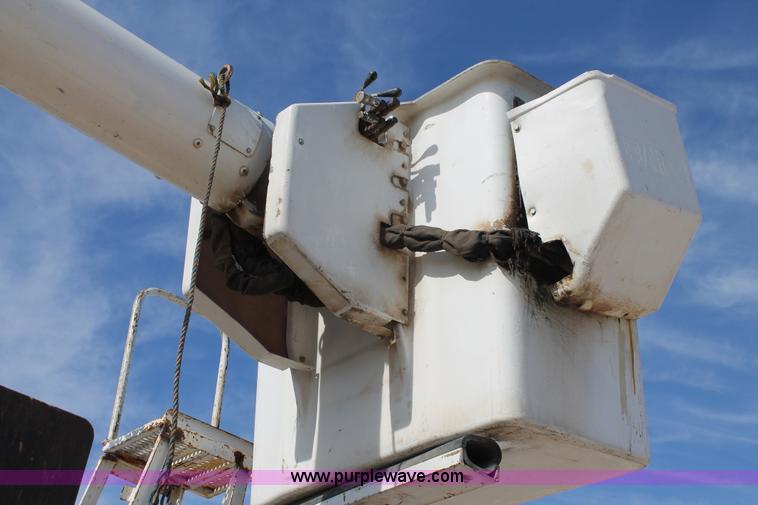 image for item L4464 1998 Ford FT900 bucket truck