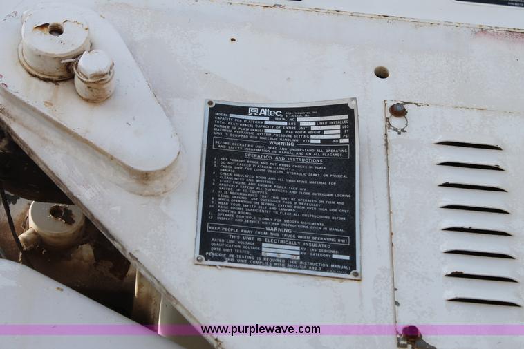 image for item L4464 1998 Ford FT900 bucket truck