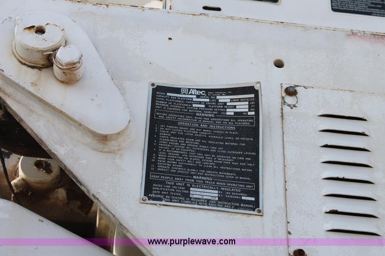 image for item L4464 1998 Ford FT900 bucket truck