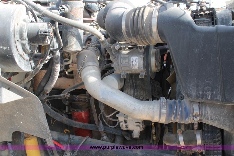 image for item L4464 1998 Ford FT900 bucket truck