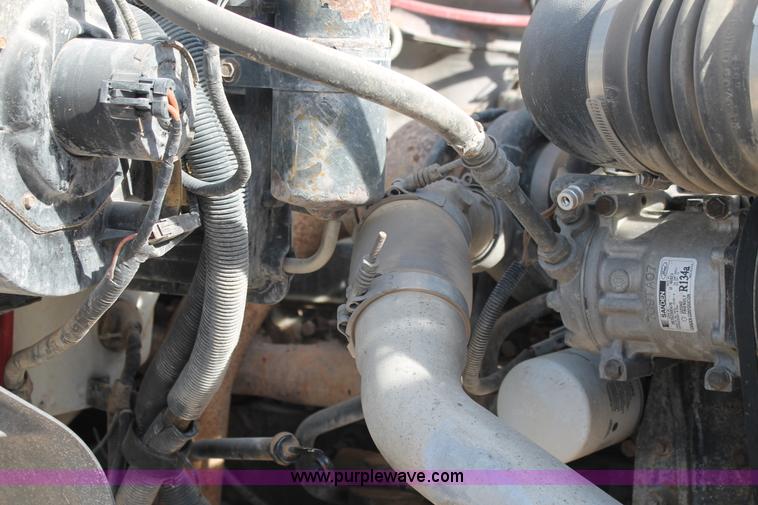 image for item L4464 1998 Ford FT900 bucket truck