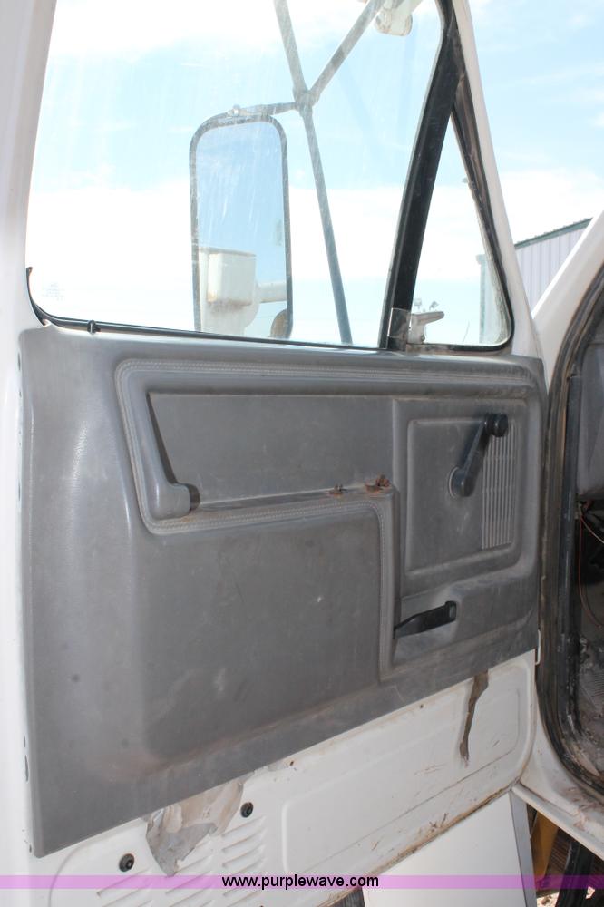 image for item L4464 1998 Ford FT900 bucket truck