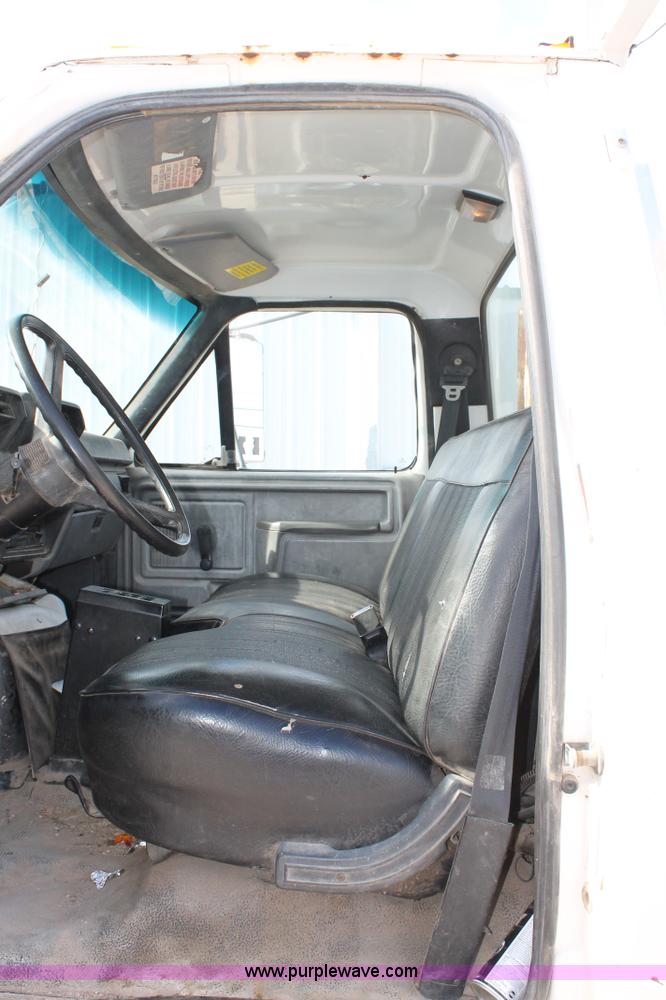 image for item L4464 1998 Ford FT900 bucket truck