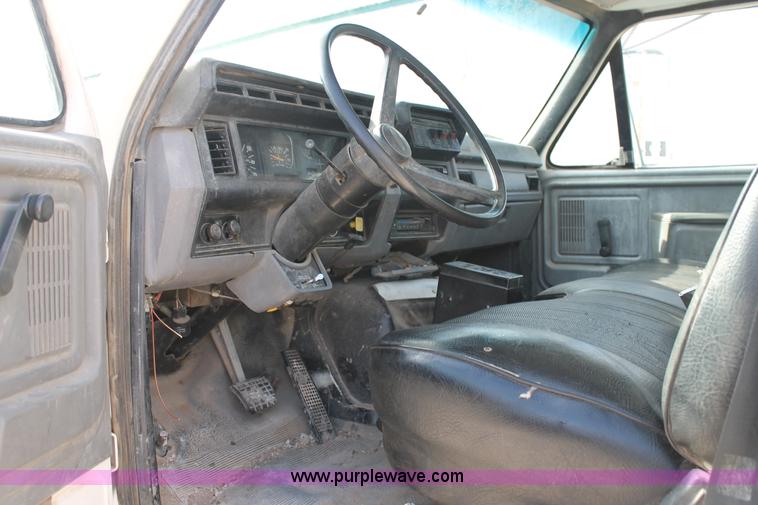 image for item L4464 1998 Ford FT900 bucket truck