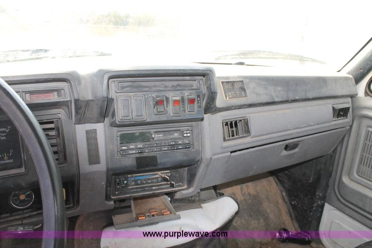 image for item L4464 1998 Ford FT900 bucket truck