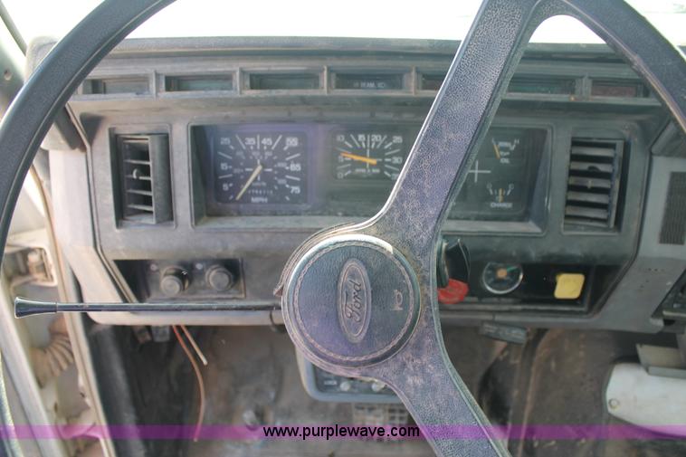 image for item L4464 1998 Ford FT900 bucket truck