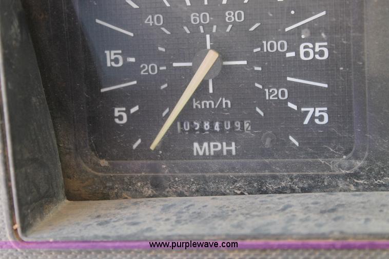 image for item L4464 1998 Ford FT900 bucket truck