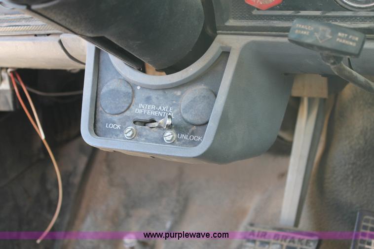 image for item L4464 1998 Ford FT900 bucket truck