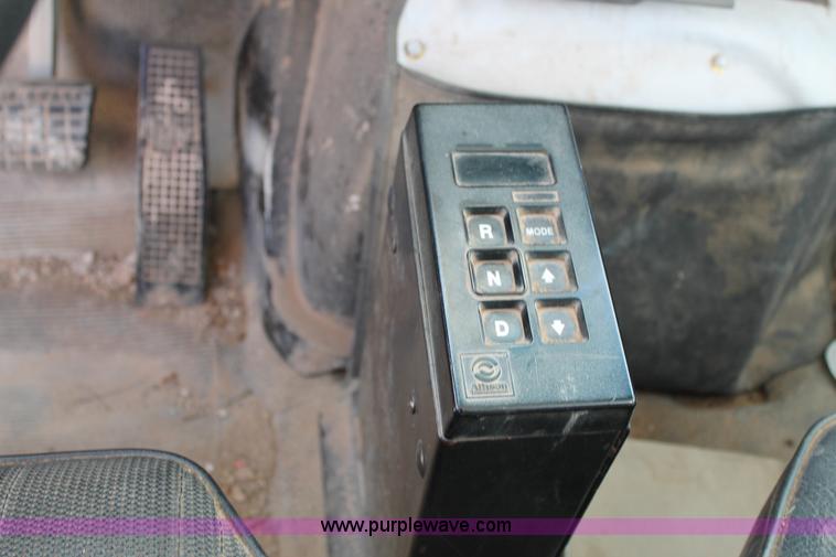 image for item L4464 1998 Ford FT900 bucket truck