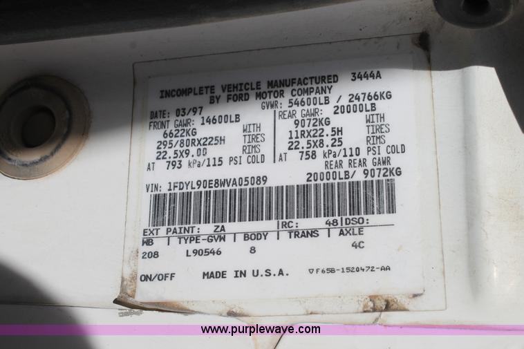 image for item L4464 1998 Ford FT900 bucket truck