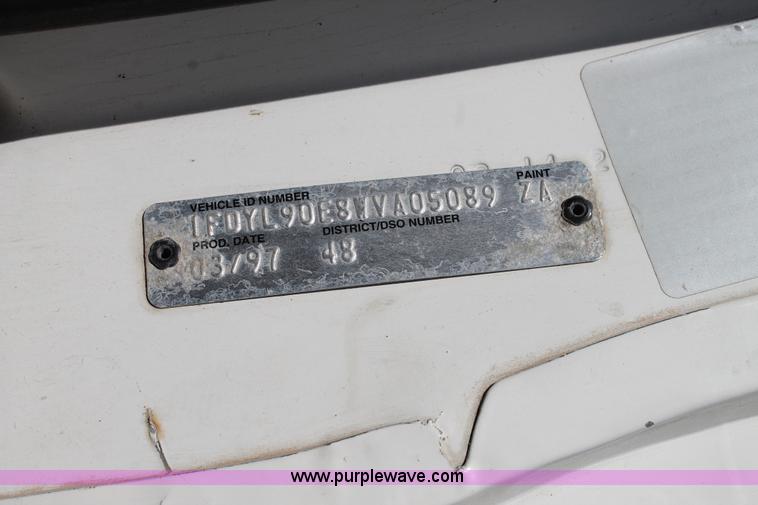 image for item L4464 1998 Ford FT900 bucket truck