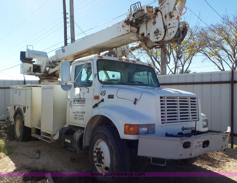 image for item L4478 2001 International 4900 digger derrick truck