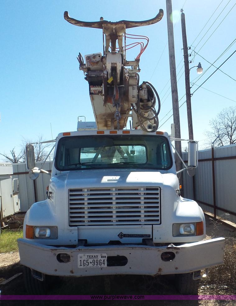 image for item L4478 2001 International 4900 digger derrick truck