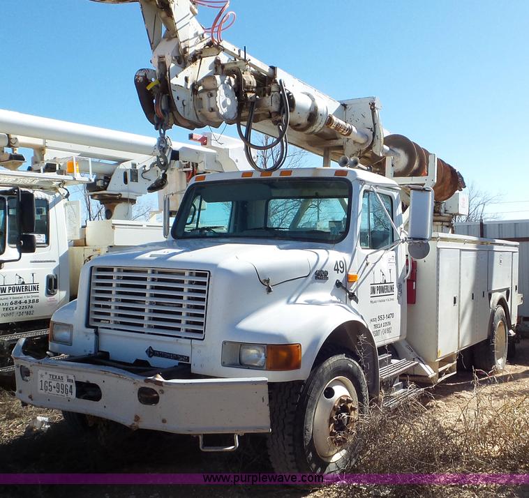 image for item L4478 2001 International 4900 digger derrick truck