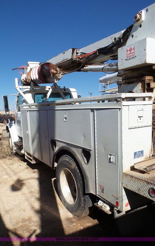image for item L4478 2001 International 4900 digger derrick truck
