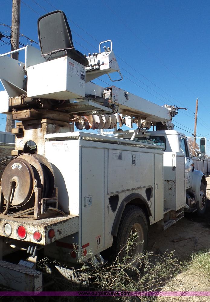 image for item L4478 2001 International 4900 digger derrick truck