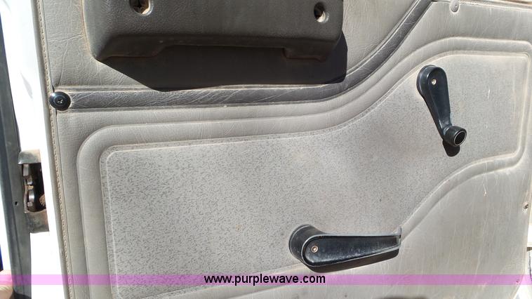 image for item L4478 2001 International 4900 digger derrick truck