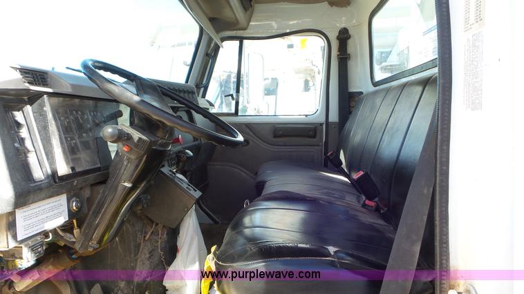 image for item L4478 2001 International 4900 digger derrick truck