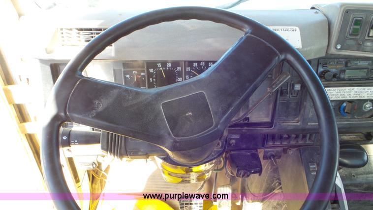 image for item L4478 2001 International 4900 digger derrick truck