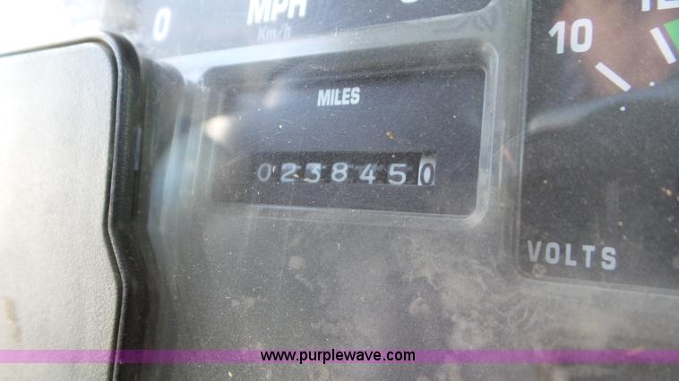 image for item L4478 2001 International 4900 digger derrick truck