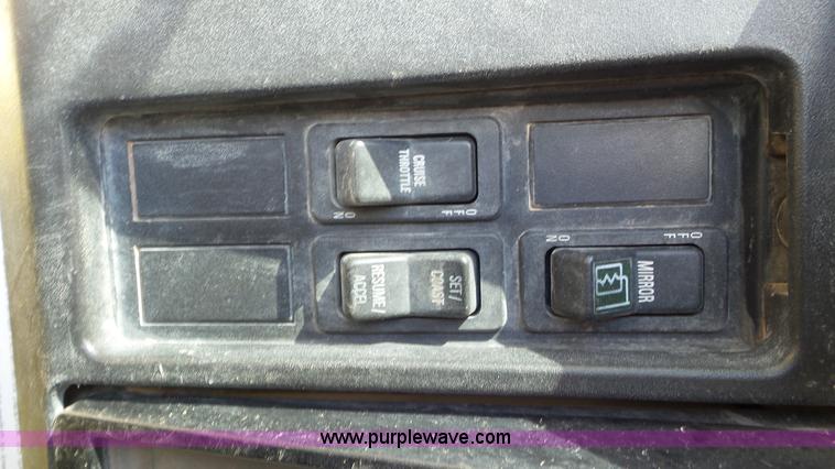 image for item L4478 2001 International 4900 digger derrick truck