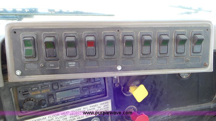 image for item L4478 2001 International 4900 digger derrick truck