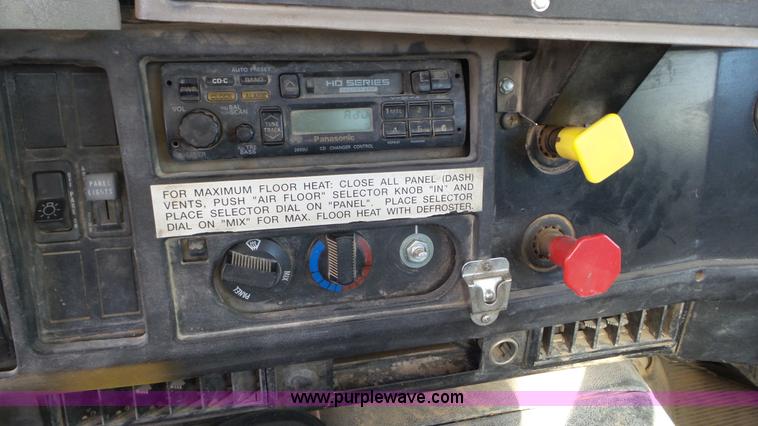 image for item L4478 2001 International 4900 digger derrick truck