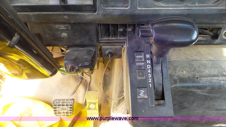 image for item L4478 2001 International 4900 digger derrick truck