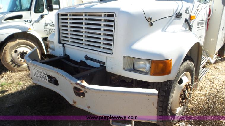 image for item L4478 2001 International 4900 digger derrick truck