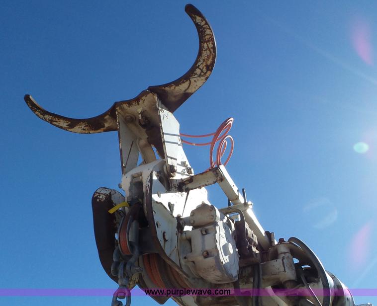 image for item L4478 2001 International 4900 digger derrick truck