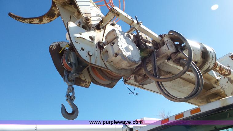 image for item L4478 2001 International 4900 digger derrick truck