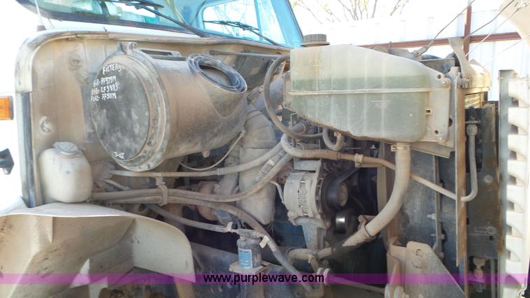 image for item L4478 2001 International 4900 digger derrick truck