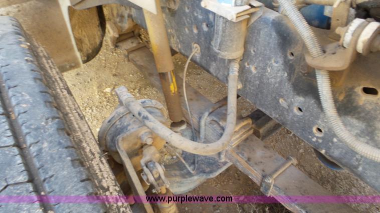 image for item L4478 2001 International 4900 digger derrick truck