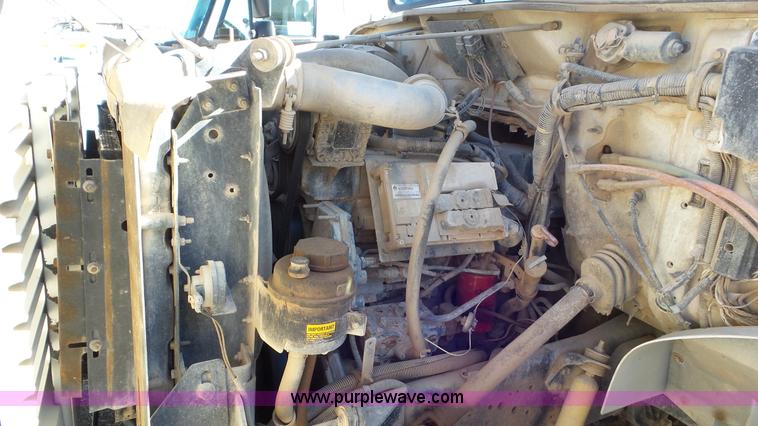 image for item L4478 2001 International 4900 digger derrick truck