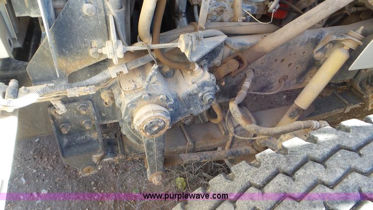 image for item L4478 2001 International 4900 digger derrick truck